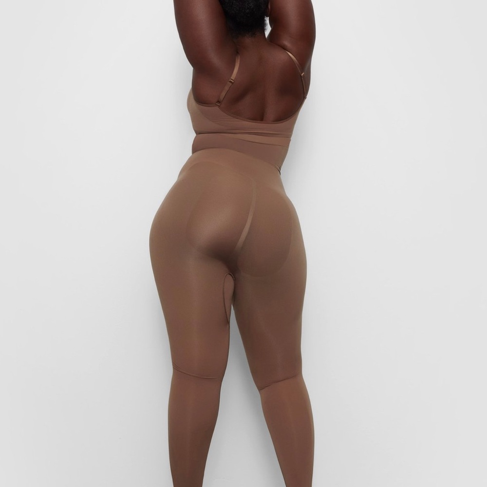 SCULPTING LEGGINGS -SKIMS